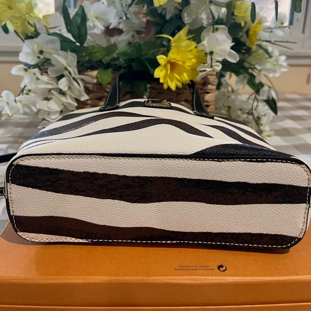 Dooney & Bourke Zebra tote NWT - Picture 5 of 8
